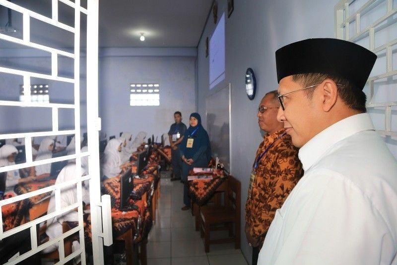 Kementerian Agama telah menyediakan anggaran sebesar Rp20 miliar untuk revitalisasi 10 Madrasah Aliyah Negeri untuk Program Keagaman (MAN PK). Sebanyak 60 persen dari anggaran untuk revitalisasi sarana dan prasarana, sedang 40 persen lainnya untuk operasional akademik. Hal ini disampaikan Menteri Agama Lukman Hakim Saifuddin saat meninjau Ujian Nasional di MAN 1 Surakarta, Rabu (12/04). Ikut mendampingi Menag, Direktur Zakat Wakaf Tarmizi Tohor dan Kakanwil Jawa Tengah Farhani. 
