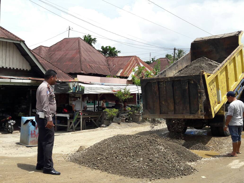 Antisipasi Kecelakaan, Polresta Sidempuan Timbun Jalan Rusak