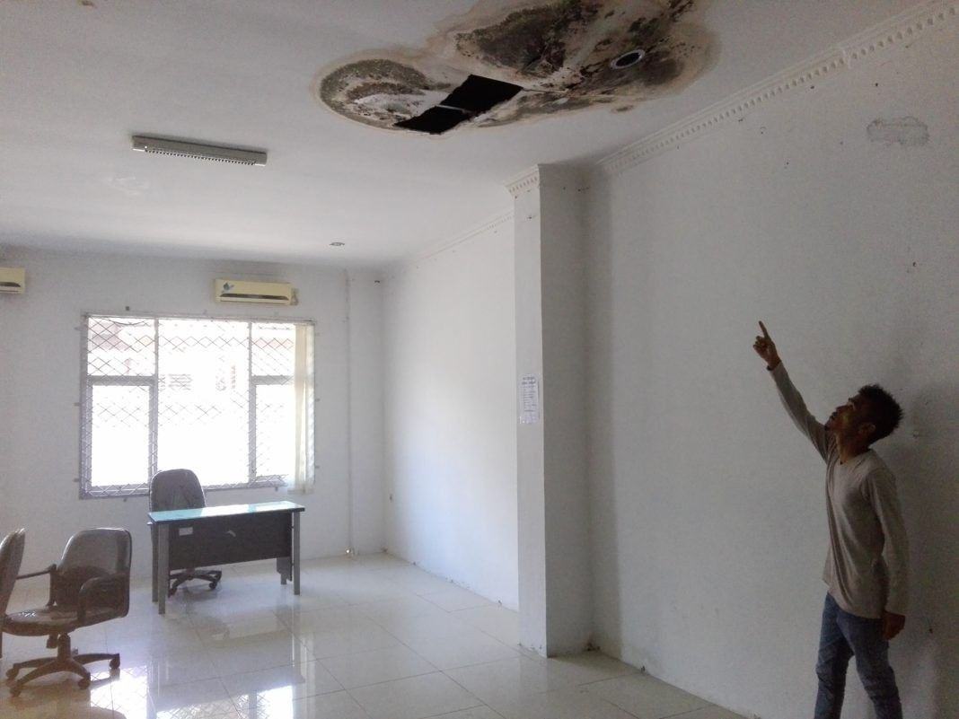 Atap Ruang Rapat DPRD Tapteng Bolong-Bolong Tidak Terawat