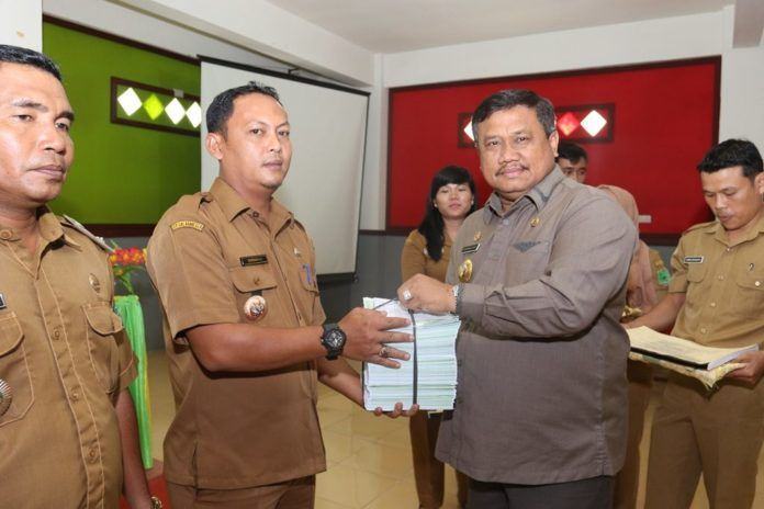 Bupati Serahkan DHKP dan SPPT PBB-P2 Kabupaten LaburaTahun 2017