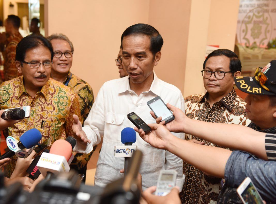 Presiden Joko Widodo (Jokowi) mengaku belum menerima surat dari Badan Musyawarah (Bamus) DPR RI terkait sikap lembaga tersebut atas pencekalan Ketua DPR RI, Setya Novanto, yang diajukan oleh Komisi Pemberantasan Korupsi (KPK). Karena itu, Presiden mengaku belum bisa memberikan komentar atas sikap DPR itu. “Sampai hari ini belum sampai di meja saya. Tolong ditanyakan kepada Menteri Hukum dan HAM,” kata Presiden Jokowi usai penyerahan sertifikat tanah di Graha Batununggal Indah, Bandung Kidul, Bandung Jawa Barat, Rabu (12/4) siang. Sebelumnya, rapat bersama Badan Musyawarah (Bamus) dan pimpinan lainnya telah membahas sikap DPR RI terkait pencekalan Setya Novanto. Sikap ini akan disampaikan dengan mengirimkan surat keberatan kepada Presiden Jokowi. Wakil Ketua DPR RI, Fahri Hamzah, dalam keterangannya mengingatkan, bahwa anggota DPR RI memiliki imunitas, sehingga tidak bisa diproses hukum ketika sedang menjalankan tugasnya. Ia menunjuk Undang-Undang No 17/2014 tentang MPR, DPR, DPD dan DPRD, di mana diatur bahwa anggota DPR tidak dapat dikenakan sanksi hukum ketika sedang menjalankan tugasnya. Namun, hak imunitas itu tak berpengaruh jika anggota DPR terlibat tindak pidana khusus seperti korupsi, terorisme, dan kasus narkoba. Sementara menurut Ketua KPK Agus Rahardjo, pencegahan tersebut dilakukan karena Ketua DPR Setya Novanto merupakan saksi penting untuk terdakwa Andi Agustinus alis Andi Narogong dalam kasus dugaan korupsi proyek E-KTP. “Loh kan dia saksi penting untuk Andi Narogong,” ujar Agus, di Jakarta, Selasa (11/4) kemarin. Namun Presiden Jokowi menegaskan, surat dari DPR-RI belum diterimanya. “Suratnya belum sampai di meja saya. Isinya apa kan saya juga belum ngerti,” tambah Presiden Jokowi. Presiden berjanji akan memberikan komentar setelah menerima dan membaca surat tersebut. “Saya belum tahu. Kalau nanti surat itu sampai di meja saya, saya buka, saya baca, baru saya bisa komentar. Ya,” pungkas Presiden Jokowi.