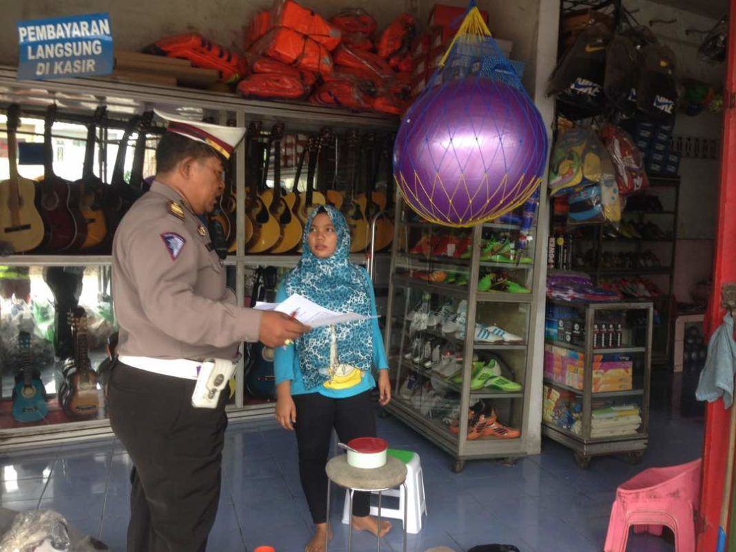 Dianggap Biang Kemacetan, Polsek Delitua Tertibkan Pedagang di Jalan AH Nasution (2)