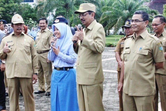 Gubsu Pimpin Apel dan Beri Hadiah ke Guru SMA Plus Matauli Gubsu Pimpin Apel dan Beri Hadiah ke Guru SMA Plus Matauli
