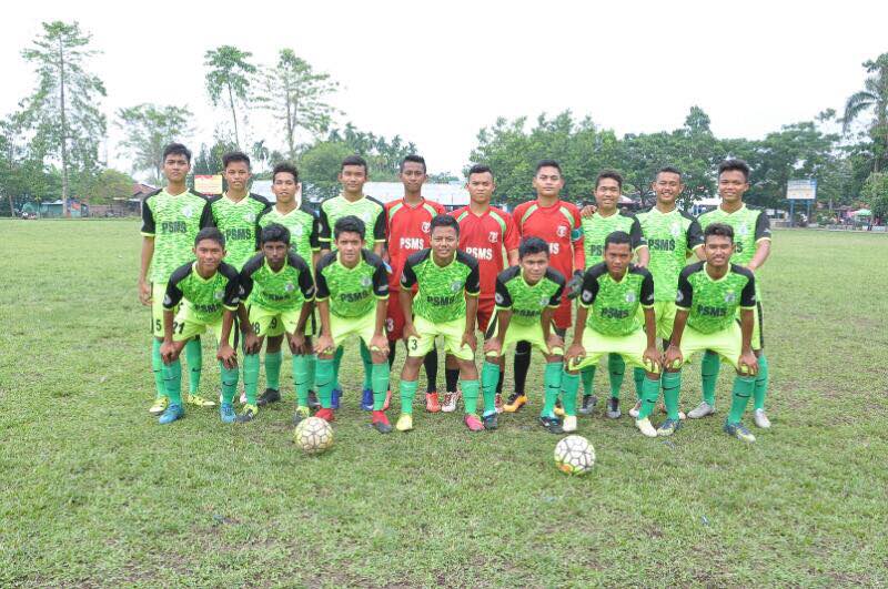 MUDANews.com, Medan (Sumut) - Wakil Ketua Umum PSMS Bidang Pembinaan Usia Muda, Julius Raja megungkapkan bahwa kesebelasan PSMS U-17 telah mengalami banyak kemajuan. Walau begitu, pihaknya tetap memiliki beberapa catatan penting untuk masa persiapan menghadapi Piala Soeratin beberapa bulan mendatang. Hal itu disampaikannya usai menerima laporan dari Manajer tim DR dr M. Fidel Ganis Siregar M.Ked(OG) SpOG(K), Sabtu (15/4) di Stadion Kebun Bunga. Seperti yang diketahui, persiapan tim PSMS U-17 selama ini dibantu oleh PS Keluarga USU di Stadion Mini Kampus USU, dengan manajer yang juga Ketua Umum PS Keluarga USU dan Wakil Rektor II USU Dr dr M. Fidel Ganis Siregar M.Ked(OG) SpOG(K) dan pelatih Dasrul Bahri. Selama masa seleksi berjalan hingga terbentuknya tim, ada beberapa uji coba dan kejuaraan yang diikuti, antara lain juara 4 Kapolres Deli Serdang Cup, juara 3 Piala Asprov, juara 3 Piala Askot, serta juara 3 Satria Sumut Cup pra Soeratin. Dr dr Fidel Siregar yang ditemui pada Minggu (16/4) di kampus USU, didampingi staf Muhammad Zeini Zen, S.Sos.MSP, menyampaikan bahwa secara keseluruhan memang ada kemajuan tetapi ia masih merasa kurang puas. Untuk selanjutnya Fidel meminta dan merekomendasikan kepada Julius Raja untuk segera memberikan respon terhadap laporan tersebut. Memlalui diskusi dan mengacu pada beberapa pertimbangan , Julius Raja menyampaikan bahwa PSMS U-17 akan segera dirombak dan akan memberi perintah kepada para pelatih yang berlisensi / bersertifikat untuk menangani tim ini. Pelatih tersebut adalah Dasrul Bahri yang selama ini menangani tim, M. Yunus Saragih yang pernah melatih PSMS U-15, dan Syahril Nasution sebagai pelatih kiper. 