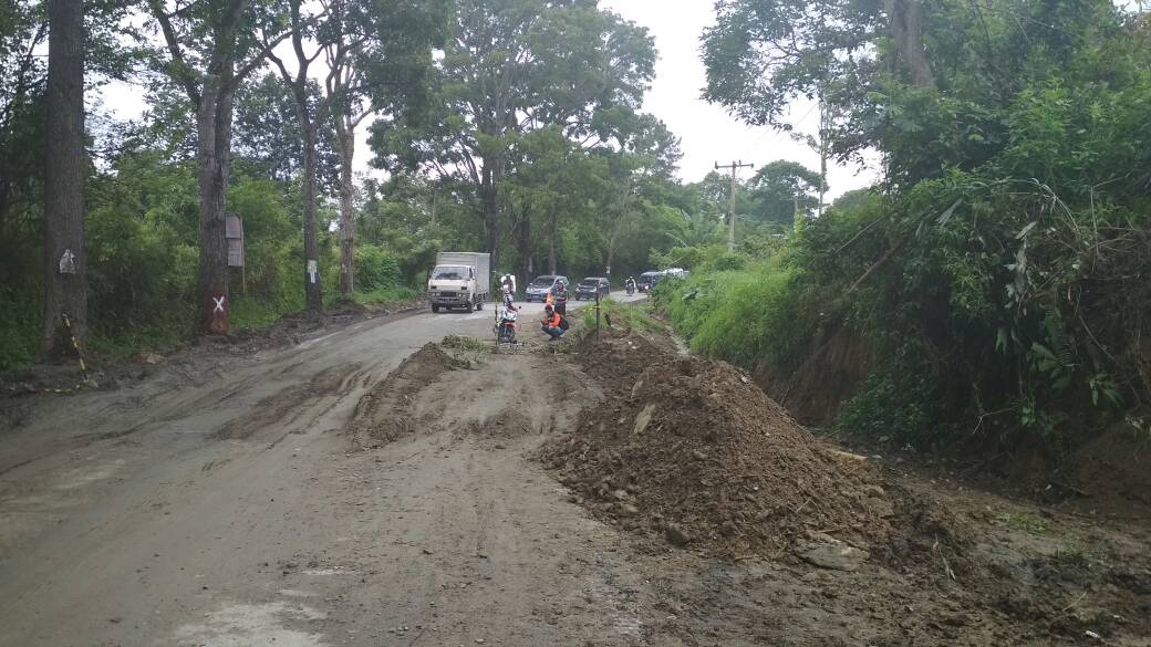 Jalan Negara Siantar-Prapat Amblas, Sementara Ditambal Tanah dan Kayu