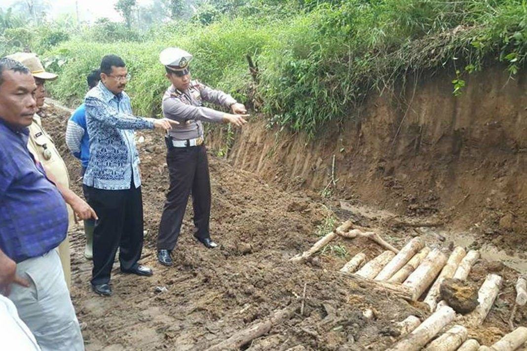 Jalan Siantar - Prapat Amblas, Gubernur Bilang Penyebabnya Pipa Air Bocor