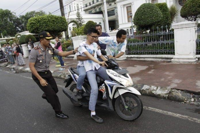 Kapolsek Medan Barat Kompol Victor Ziliwu menindak pelajar yang menaiki kendaraan dengan berbonceng tiga, (yogoy) Coret-coret siswa