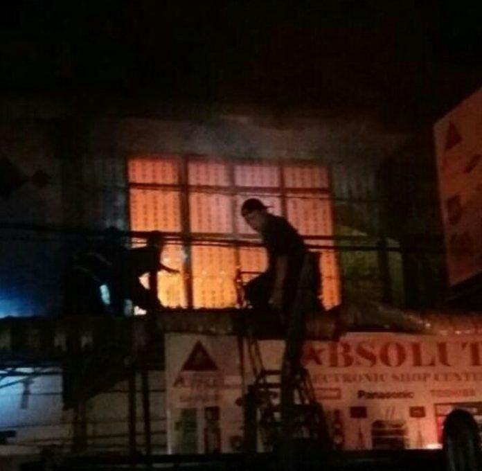 Kebakaran! Si Jago Merah Hantam Satu Unit Ruko Di Titi Papan
