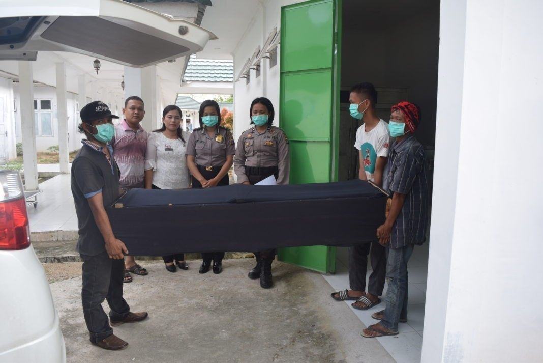 Korban Pembunuhan Ayah Angkatnya di Makamkan