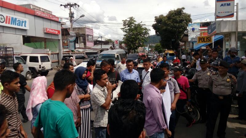 Massa Desak Kapolres Tapsel Tangkap Pelaku Pembalakan Liar