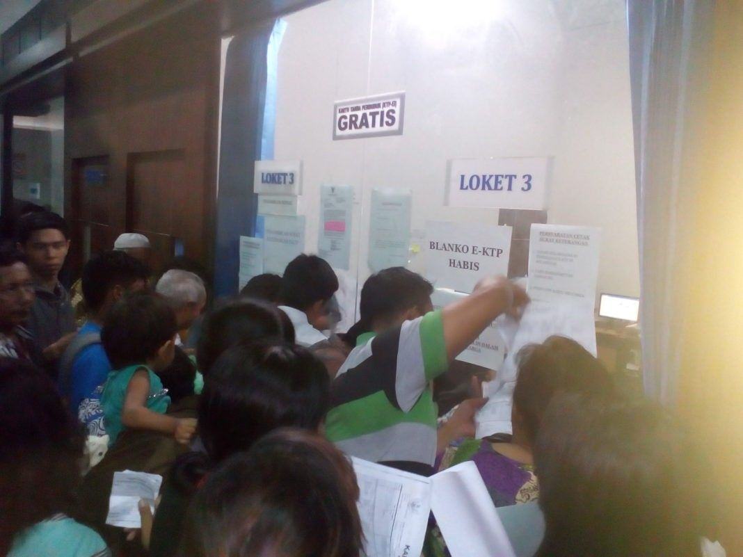 Masyarakat Tertipu, Antri Berjam-jam Masyarakat Tidak Dapatkan e-KTP