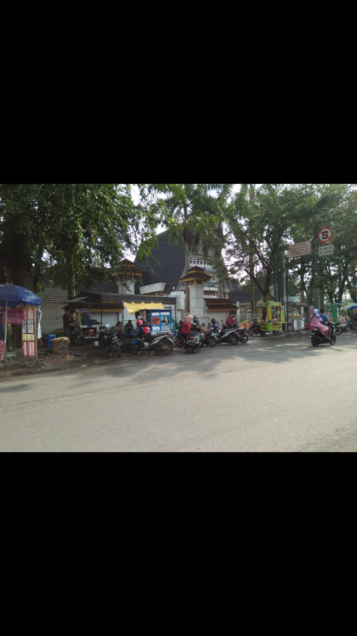 PKL Merusak Pemandangan Kota Medan Yang Berjualan Dibadan Jalan Depan Museum Negeri Sumatera Utara
