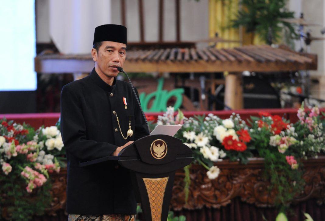 Presiden Joko Widodo (Jokowi) mengemukakan, kunjungannya ke beberapa negara di Eropa, di Amerika, di Asia, di Timur Tengah, membuat dirinya semakin menyadari bahwa banyak negara di dunia, termasuk negara-negara maju, sekarang sedang gelisah. “Perasaan aman yang terganggu, toleransi mereka yang terkoyak, dihantui terorisme, dihantui ekstremisme, dihantui radikalisme. Dan mereka sedang mencari referensi nilai-nilai dalam mengelola keberagaman,” kata Presiden Jokowi saat memberikan sambutan pada acara Keberagaman Indonesia dalam rangka Peringatan Konferensi Asia Afrika (KAA) Tahun 2017, di Istana Negara, Jakarta, Selasa (18/4) siang. Presiden bersyukur, karena kodrat kebangsaan Indonesia adalah Bhinneka Tunggal Ika. Kodrat Indonesia adalah mengelola keberagaman, mengelola kemajemukan, mengelola kebhinekaan. Ia menyebutkan, sesuai data Badan Pusat Statistik (BPS), Indonesia mempunyai 1.340 suku, beragam ras, dan bermacam agama. Namun demikian, Indonesia tetap harmonis dan damai. “Indonesia tetap bisa membangun dengan pertumbuhan ekonomi yang baik. Dan di antara negara-negara anggota G-20, pertumbuhan ekonomi Indonesia tahun 2016 di Triwulan II berada pada peringkat tiga besar di bawah Tiongkok dan India. Karena itu, kita, Indonesia menjadi referensi,” papar Presiden Jokowi. Kalau dulu Indonesia menjadi salah satu inisiator solidaritas Asia Afrika, menjadi inspirator negara-negara terjajah untuk merdeka, lanjut Presiden, sekarang Indonesia menjadi rujukan dalam mengelola keberagaman suku, mengelola keberagaman agama, mengelola keberagaman ras, dan mengelola keberagaman antar golongan. Selain itu, politik luar negeri Indonesia secara konsisten juga terus menyuarakan perdamaian dunia. Untuk menghormati keberagaman itu, Presiden Jokowi mengajak seluruh pemimpin dunia untuk terus menyuarakan penghormatan terhadap kemajemukan. “Pesan ini juga akan saya sampaikan langsung kepada para pemimpin Asia dan Afrika,” ujar Presiden seraya menyampaikan harapannya, agar semangat Bhinneka Tunggal Ika juga menjadi semangat Asia Afrika. Kepada seluruh Rakyat Indonesia, Presiden Jokowi berpesan, jangan mudah tergoda oleh isu-isu SARA yang memperlemah bangsa dan negara “Jangan takut melawan tindakan-tindakan intoleransi, dan kekerasan atas nama apapun. Mari terus perkuat komitmen bersama kita dalam menjaga dan merawat kodrat kebangsaan Indonesia, Bhinneka Tunggal Ika,” tegas Presiden. Acara Keberagaman Indonesia dalam rangka Peringatan Konferensi Asia Afrika (KAA) Tahun 2017 itu dihadiri oleh Presiden RI ke-5 Megawati Soekarnoputri, Wakil Presiden Jusuf Kalla, Menko Polhukam Wiranto, Wakil Ketua DPR Fahri Hamzah, Menlu Retno Marsudi, Menhub Budi K Sumadi, Kepala Staf Kepresidenan Teten Masduki, Menteri Kelautan dan Perikanan Susi Pudjiastuti, dan para duta besar negara-negara Asia Afrika. Dalam acara tersebut, Presiden Jokowi dan para menteri kabinet kerja menggunakan busana daerah, sehingga menjadikan acara tersebut lebih semarak.