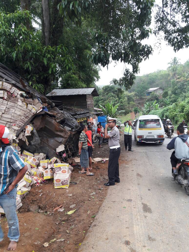 Rem Blong, Truk Fuso Terbalik Timpah Bengkel