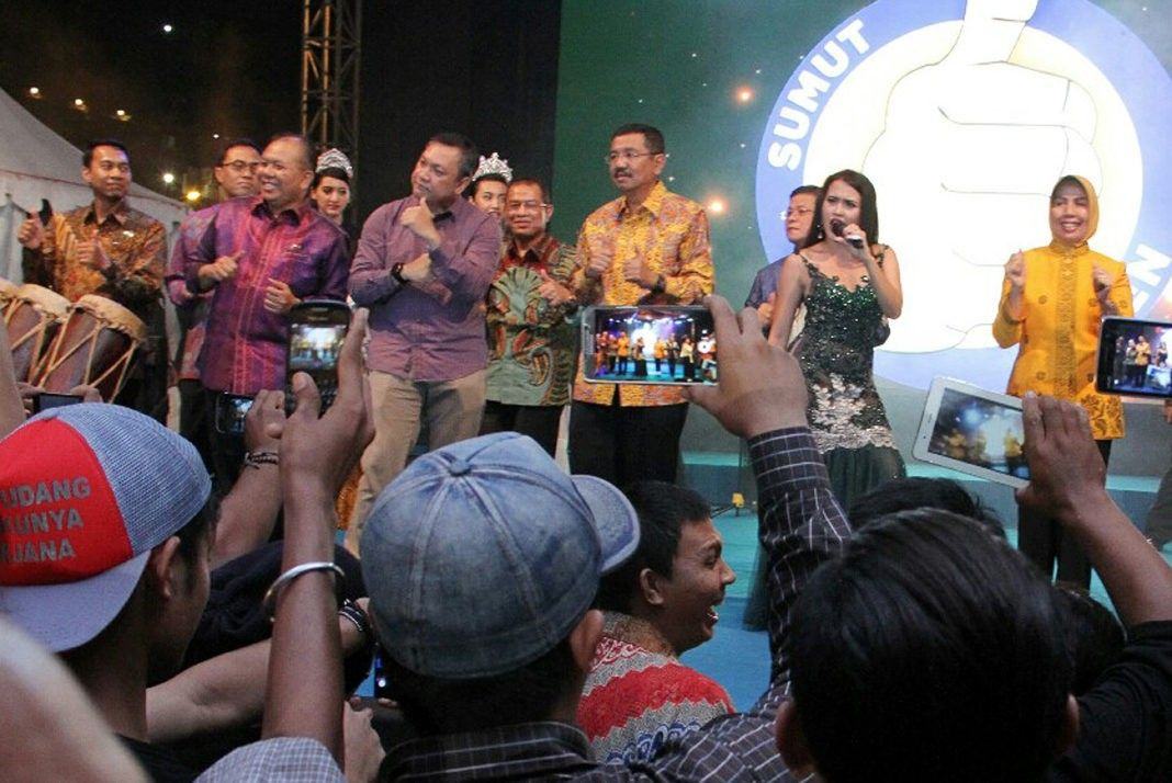 Ribuan Pelajar Main Seruling di Pesta Rakyat Hari Jadi Sumut - Copy