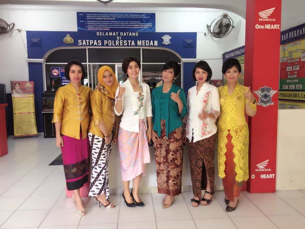 Sambut Hari Kartini, Pemohon SIM Dilayani Polwan Berbusana Kebaya