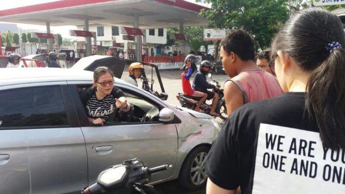 Sudah Menabrak, Wanita Etnis Tionghoa Ini Malah Marah-marah Dengan Warga Sudah Menabrak, Wanita Etnis Tionghoa Ini Malah Marah-marah Dengan Warga