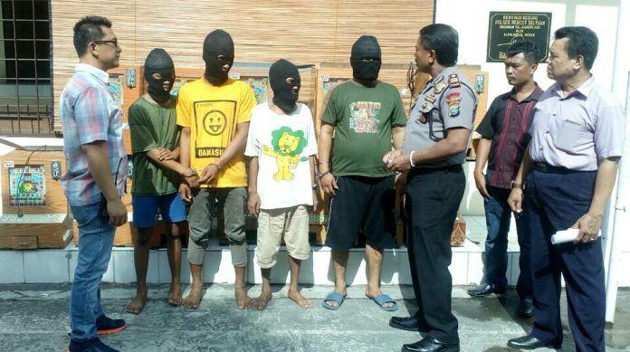 Wakapolsek Percut Sei Tuan AKP Hendrik Temaluru didampingi Kanit Reskrim Iptu Philip Purba dan Panit Reskrim Iptu Jhony Roy Saat Memaparkan 4 Tersangka Berikut 12 Unit Mesin Judi Jackpot d