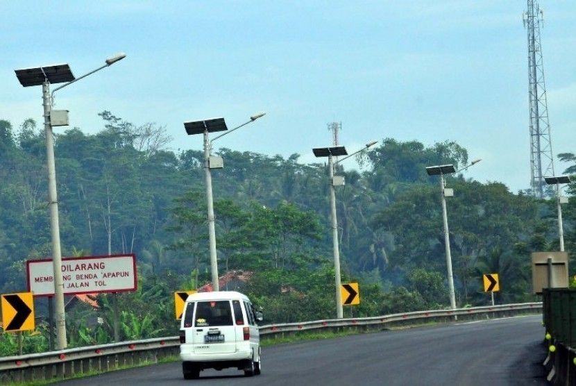 Dengan pertimbangan bahwa pemenuhan terhadap energi khususnya jaringan tenaga listrik pada masyarakat yang tinggal di kawasan perbatasan, daerah tertinggal, daerah terisolir, dan pulau-pulau terluar masih belum merata, sehingga pemerintah memandang perlu percepatan untuk mendapatkan akses listrik melalui penyediaan lampu tenaga surya hemat energi. Atas dasar pertimbangan tersebut, pada 12 April 2017, Presiden Joko Widodo telah menandatangani Peraturan Presiden (Perpres) Nomor: 47 Tahun 2017 tentang Penyediaan Lampu Tenaga Surya Hemat Energi (LTSHE) bagi Masyarakat Yang Belum Mendapatkan Akses Listrik. “Penyediaan LTSHE ditujukan untuk memenuhi kebutuhan masyarakat yang belum tersambung dengan jaringan tenaga listrik di kawasan perbatasan, daerah tertinggal, daerah terisolir, dan pulau-pulau terluar melalui percepatan Penyediaan LTSHE,” bunyi Pasal 2 Perpres ini. Penyediaan LTSHE , menurut Perpres ini, dilaksanakan oleh Pemerintah Pusat melalui pemberian LTSHE secara gratis kepada Penerima LTSHE, dan hanya dilakukan 1 (satu) kali untuk setiap Penerima LTSHE. Menteri (yang menyelenggarakan urusan pemerintah di bidang energi dan sumber daya mineral), menurut Perpres ini, bertanggung jawab atas pelaksanaan Penyediaan LTSHE. Dalam rangka pelaksanaan Penyediaan LTSHE itu, Menteri melakukan: a. perencanaan wilayah pendistribusian dan pemasangan LTSHE setelah berkoordinasi dengan Pemerintah Daerah; dan b. pengadaan Badan Usaha pelaksana Penyediaan LTSHE sesuai dengan ketentuan peraturan perundang-undangan di bidang pengadaan barang/jasa pemerintah. Badan Usaha sebagai calon pelaksana Penyediaan LTSHE, menurut Perpres ini, paling kurang memenuhi persyaratan: a. memiliki sarana dan fasilitas produksi LTSHE di dalam negeri; b. mempunyai produk LTSHE yang telah digunakan di dalam dan luar negeri; c. menyediakan layanan purna jual paling kurang 3 (tiga) tahun; dan d. menyediakan jaminan ketersediaan suku cadang LTSHE. “Badan Usaha yang telah ditetapkan sebagai pelaksana Penyediaan LTSHE bertanggung jawab atas kelancaran pelaksanaan pengadaan, pendistribusian, pemasangan, dan pemeliharaan LTSHE sesuai dengan perjanjian kerja dengan Menteri atau pejabat yang diberi wewenang oleh Menteri,” bunyi Pasal 6 ayat (2) Perpres ini. “Penerima LTSHE wajib memelihara dan merawat LTSHE sesuai tujuan Penyediaan LTSHE sebagaimana dimaksud, dan dilarang memperjualbelikan dan/atau memindahtangankan kepada pihak lain sesuai perjanjian penyerahan LTSHE dengan Menteri atau pejabat yang diberi wewenang oleh Menteri,” bunyi Pasal 8 Perpres ini. Perpres ini menugaskan kepada Menteri untuk melaporkan perkembangan pelaksanaan Penyediaan LTSHE kepada Presiden setiap 6 (enam) bulan sekali atau sewaktu-waktu apabila diperlukan. Adapun pendanaan Penyediaan LTSHE, menurut Perpres ini, bersumber dari Anggaran Pendapatan dan Belanja Negara Bagian Anggaran Kementerian Energi dan Sumber Daya Mineral. “Peraturan Presiden ini mulai berlaku pada tanggal diundangkan,” bunyi Pasal 13 Peraturan Presiden Nomor 47 Tahun 2017, yang telah diundangkan oleh Menteri Hukum dan HAM Yasonna H. Laoly pada 13 April 2017 itu.