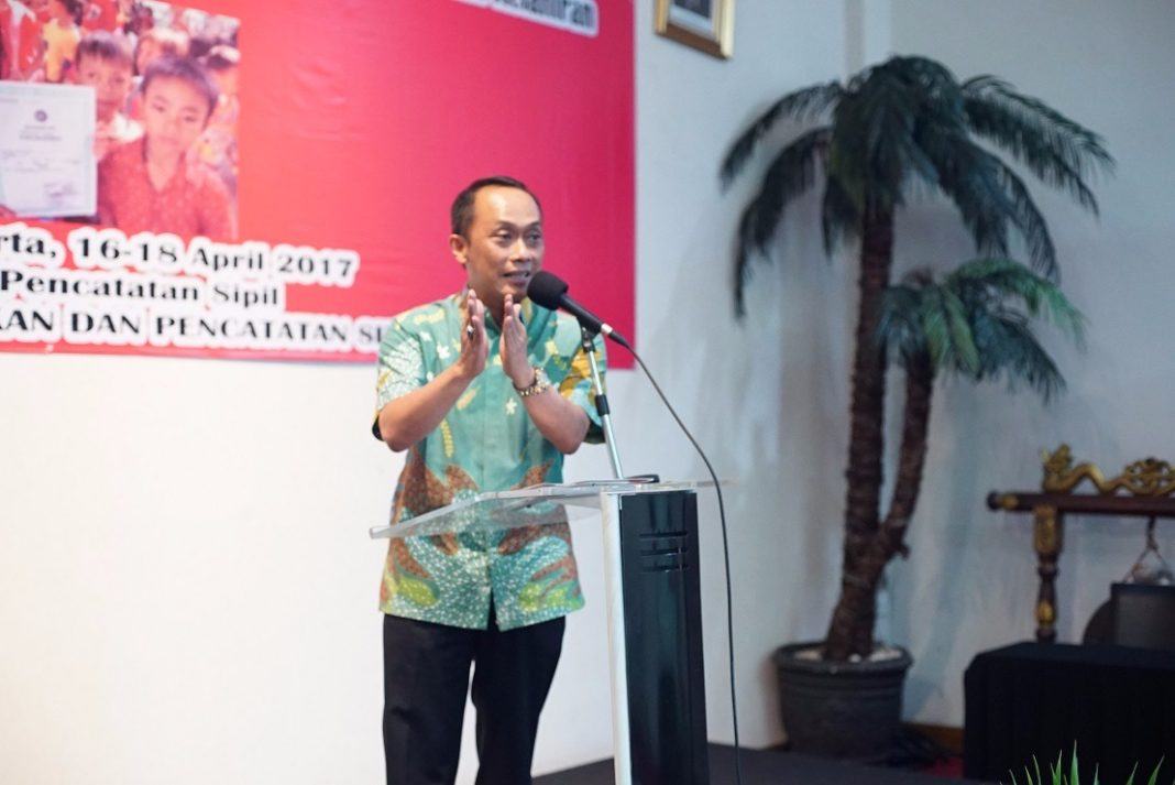 Kementerian Dalam Negeri melalui Direktorat Jenderal Kependudukan dan Pencatatan Sipil (Ditjen Dukcapil Kemendagri) mengadakan bimbingan teknis dengan Disdukcapil Provinsi dan Kabupaten/Kota. Hal ini guna membina daerah di Indonesia agar mempercepat kepemilikan akta kelahiran. Dirjen Dukcapil Kemendagri akan melakukan perencanaan, pelaksanaan dan pengawasan sebagai langkah strategis untuk mempercepat kepemilikan akta kelahiran anak usia 0-18 tahun. “Rencanakan, kerjakan, awasi. Apa rencana kita tahun ini? Capaian akta kelahiran kita ingin kejar tahun 2018 sebesar 85%. Pada 2019 kita ingin menyelesaikan sebesar 95%”, ujar Zudan di Hotel Park, Jakarta Timur. Sebagaiman yang tertera pada Permendagri Nomor 9 Tahun 2016 tentang Percepatan Peningkatan Cakupan Kepemilikan Akta kelahiran, dimana kepemilikan akta kelahiran sebagai wujud pengakuan negara atas identitas anak masih rendah, maka perlu percepatan dalam kepemilikan akta kelahiran tersebut.