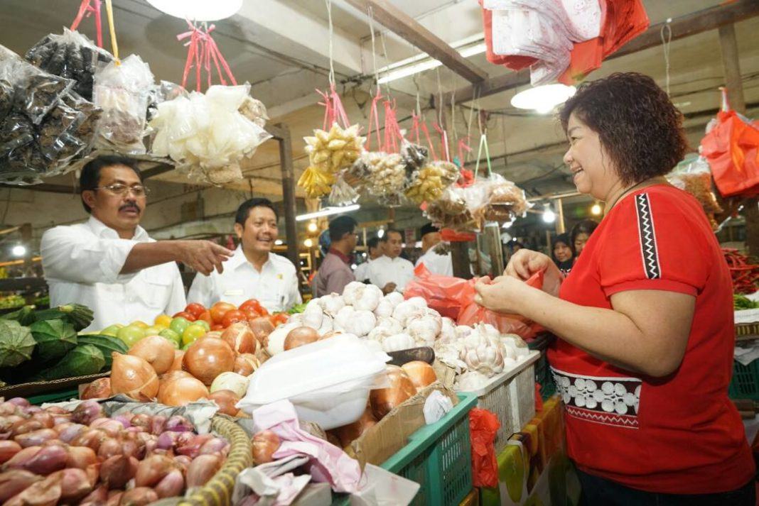Jelang bulan suci Ramadan, Gubernur Kepulauan Riau (Kepri) Nurdin Basirun ingin memastikan stok sembako dan ketersediaan daging mencukupi. Selain stok cukup, Nurdin ingin harga di pasaran terjangkau dan murah. Keinginan gubernur itu disampaikan saat Nurdin melakukan peninjauan ke Pasar Baru Tanjungpinang, Gudang Bulog, Gudang Distributor Daging dan Gudang Beras, Rabu (19/4). Gubernur juga menanyakan kelancaran pasokan barang, asal pasokan dan yang lainnya. 