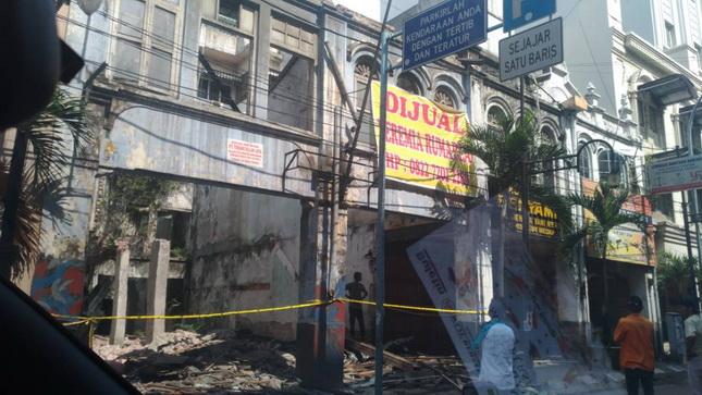 Foto: Bangunan Tua Milik PT Terang Bulan Jaya Rubuh, Sabtu (27/5) sore.