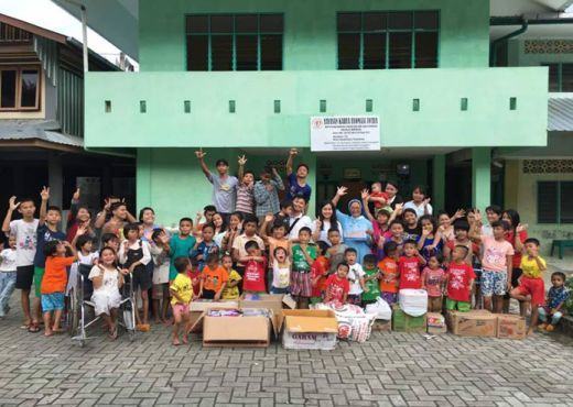 Foto: Anak-anak panti asuhan Yayasan Karya Fa’omasi Zo’aya Gunung Sitoli foto bersama usai menerima bantuan dari Keluarga besar YCKM.