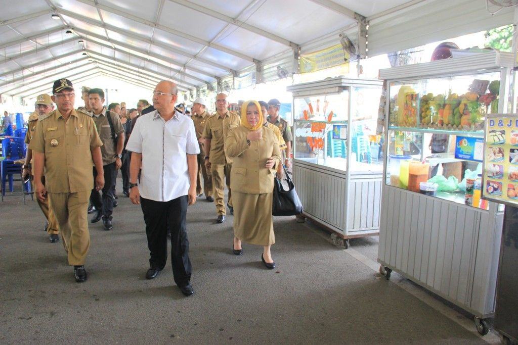 Foto: Walikota Medan Drs H T Dzulmui Eldin S MSi bersama Wakil Walikota Ir Akhyar Nasution MSi meninjau persiapan Ramadhan Fair XIV tahun 2017 di Taman Sri Deli Medan, Senin (29/6).