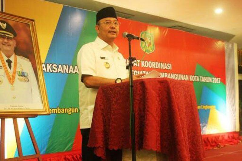 Foto: Walikota Medan Drs H T Dzulmi Eldin S MSi saat membuka Rapat Koordinasi Pelaksanaan Program Pembangunan Kota Medan Tahun Anggaran (TA) 2017 Triwulan I di Hotel Emerald Garden Medan, Rabu (24/5). (foto Istimewa)