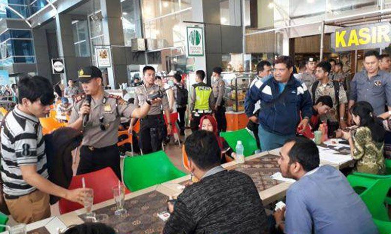 Seratusan sopir angkutan online, menyerbu kantor Grab yang terletak di Jalan KL Yos Sudarso Medan, Jumat (26/5).