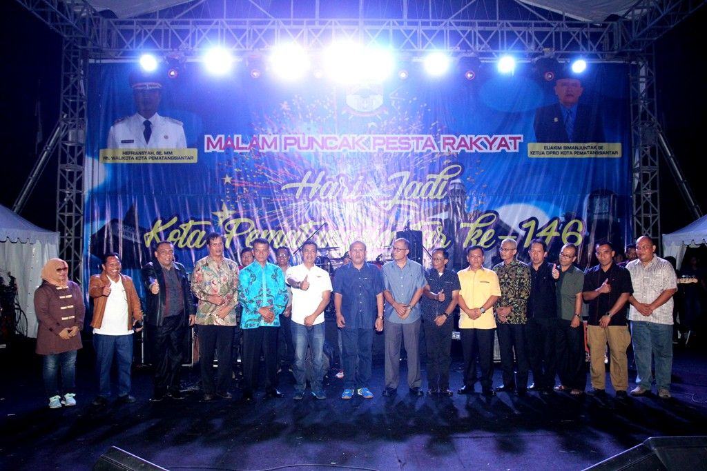 HUT Siantar, Dipenutupan Erick Sitohang Hibur Warga (2)