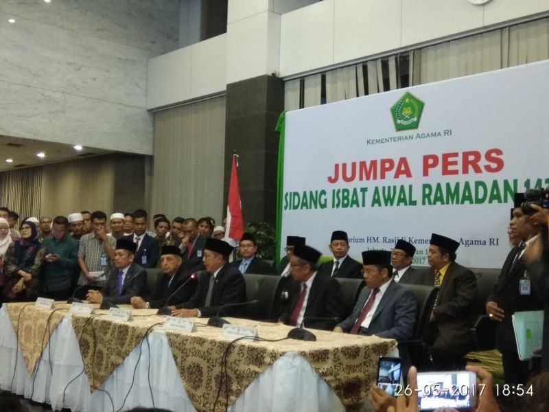 Foto: Menag Lukman Hakim Saifuddin menyampaikan hasil sidang Isbat awal Ramadlan kepada pers.