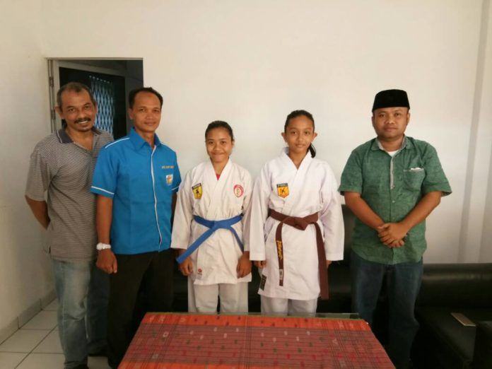 Ketua Komite Nasional Pemuda Indonesia (KNPI) Sumatera Utara Sugiat Santoso, melepas keberangkatan Atlet Karate Lemkari Sumut Varucha Ridha Lubis dan Bela Syakila KNPI SUMUT