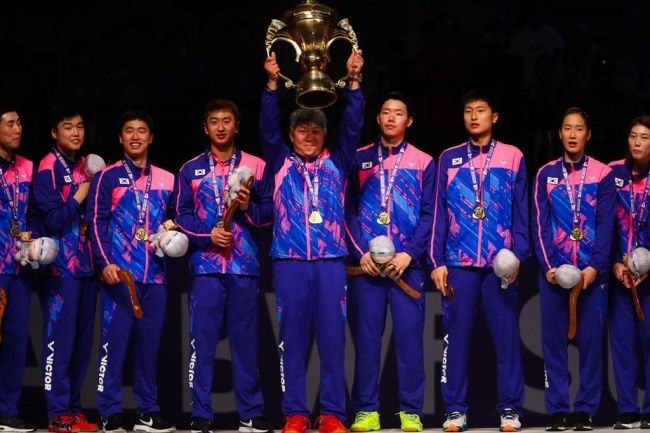 Tim Korea Selatan (Korsel) berpose dengan trofi Piala Sudirman 2017. (foto AFP: Patrick Hamilton)
