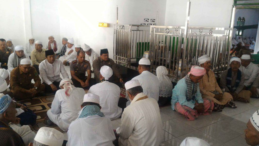 Resmikan Makam dan Persulukan Air Merah