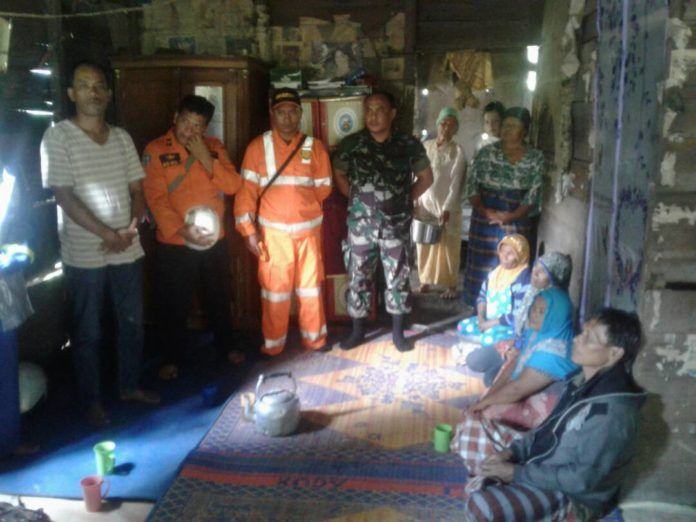 Petugas SAR Sibolga dan personil Babinsa Sihaporas, saat berada di rumah keluarga Javilian. Tersesat di hutan