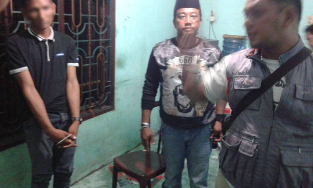 Tersangka RAKR (22) diamankan Bhabinkamtibmas Kelurahan Labuhan Deli bersama warga, karena kedapatan menyimpan dua paket sabu di kantong celana.