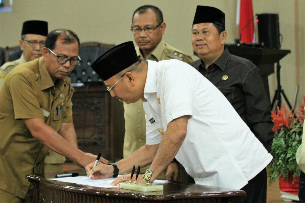 Foto: Walikota Medan, Dzulmi Eldin bersama Wakil Walikota Akhyar Nasution, mengesahkan Rancangan Peraturan Daerah (Ranperda) tentang Pembentukan Lingkungan, Pengangkatan dan Pemberhentian Kepala Lingkungan (Kepling) menjadi Peraturan Daerah (Perda).