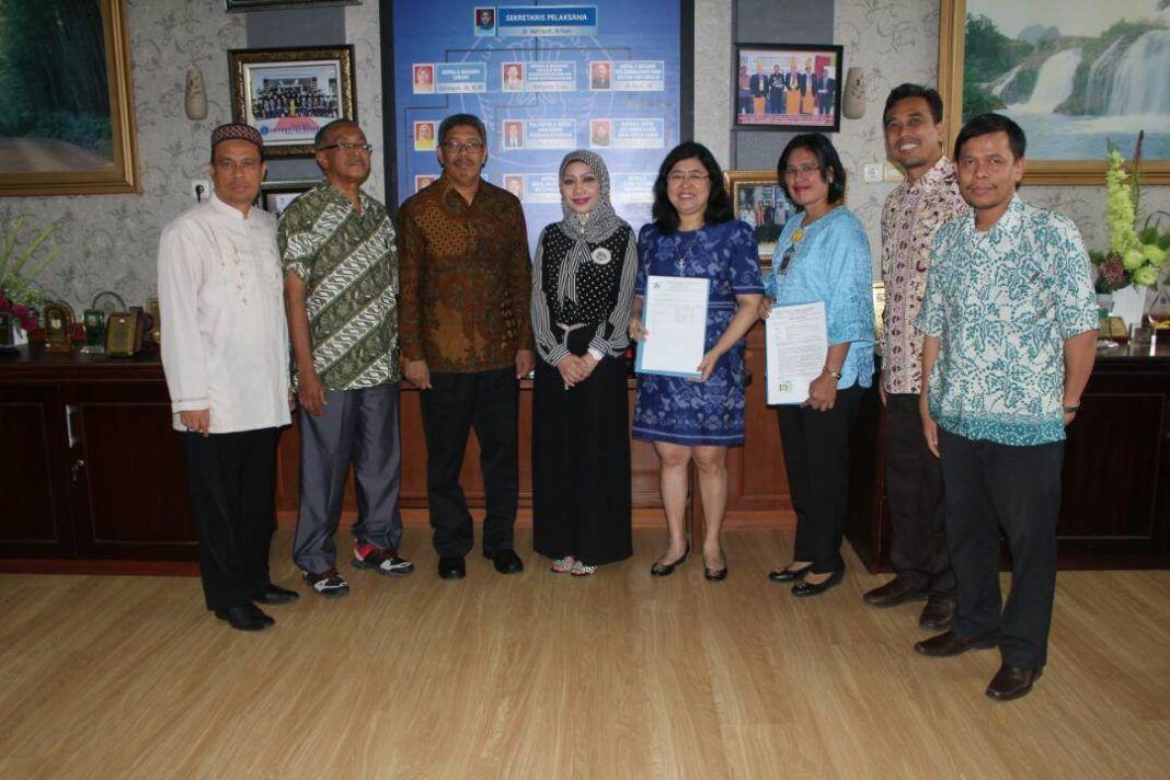 Foto: Koordinator Kopertis Sumut Prof Dian Armanto (3 kiri) didampingi Sekretaris Pelaksana Kopertis Dr Mahriyuni foto bersama dengan Ketua YTB dr Mutiara MHA MKT usai menerima SK Menristekdikti di kantor Kopertis Jalan Setia Budi Medan.