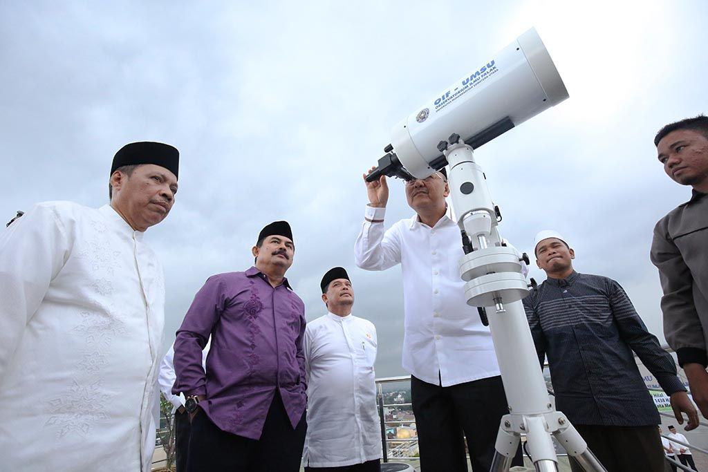 Foto: Walikota Medan Drs HT Dzulmi Eldin S MSi menyaksikan langsung rukyatul hilal guna memastikan letak hilal sebagai penentu awal Ramadhan 1438 H di Gedung Observatorium Ilmu Falak Universitas Muhammadiyah Sumatera Utara (UMSU) Jalan Denai, Kelurahan tegal Sari Mandala II, Kecamatan Denai, Minggu (26/17) petang.
