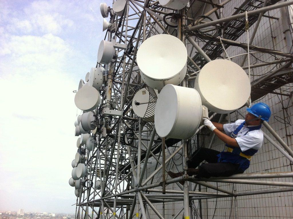 Foto: Petugas sedang mengecek jaringan milik Indosat Ooredoo.