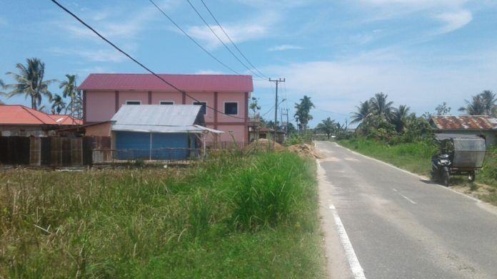 kondisi Kabel listrik diperkirakan kurang lebih panjangnya 100 Meter dan kurang lebih 1,5 Meter sudah melengkung kebawah, kekenduran diduga akibat kemiringan tiang listrik Kabel Listrik kendur