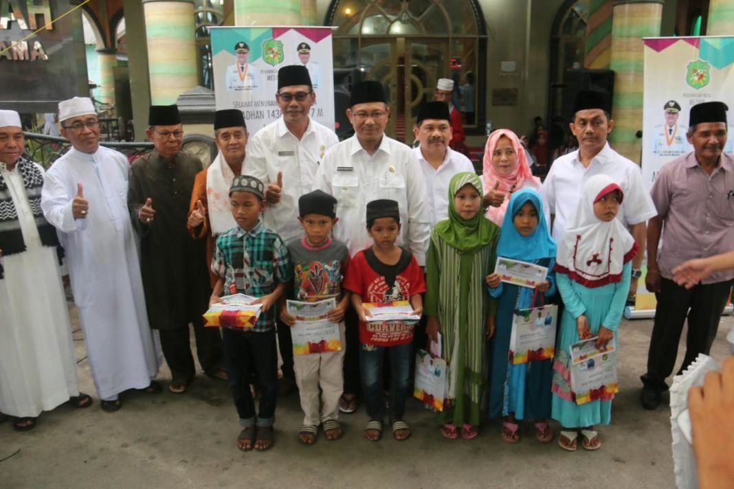 Foto: Wakil Walikota Medan Ir. Akhyar Nasution M.Si berbuka puasa bersama dengan masyarakat Medan Belawan, di Masjid Al Istiqomah Jl. Taman Makam Pahlawan, Kecamatan Medan Belawan, Rabu (31/5).