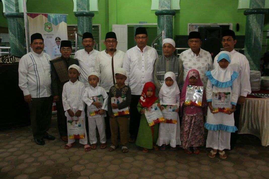 Foto: Wakil Walikota Medan Ir Akhyar Nasution M.Si saat kegiatan buka puasa bersama masyarakat yang bertajuk Safari Ramadhan Pemko Medan yang diadakan di Masjid Al-Ikhlas, Jalan Aluminium III, Kecamatan Medan Deli, Selasa (6/6).