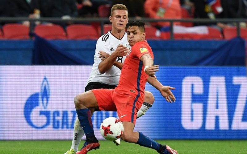 Alexis Sanchez (Kanan) berduel dengan Joshua Kimmich (Kiri) (Foto: AFP/Franck Fife)