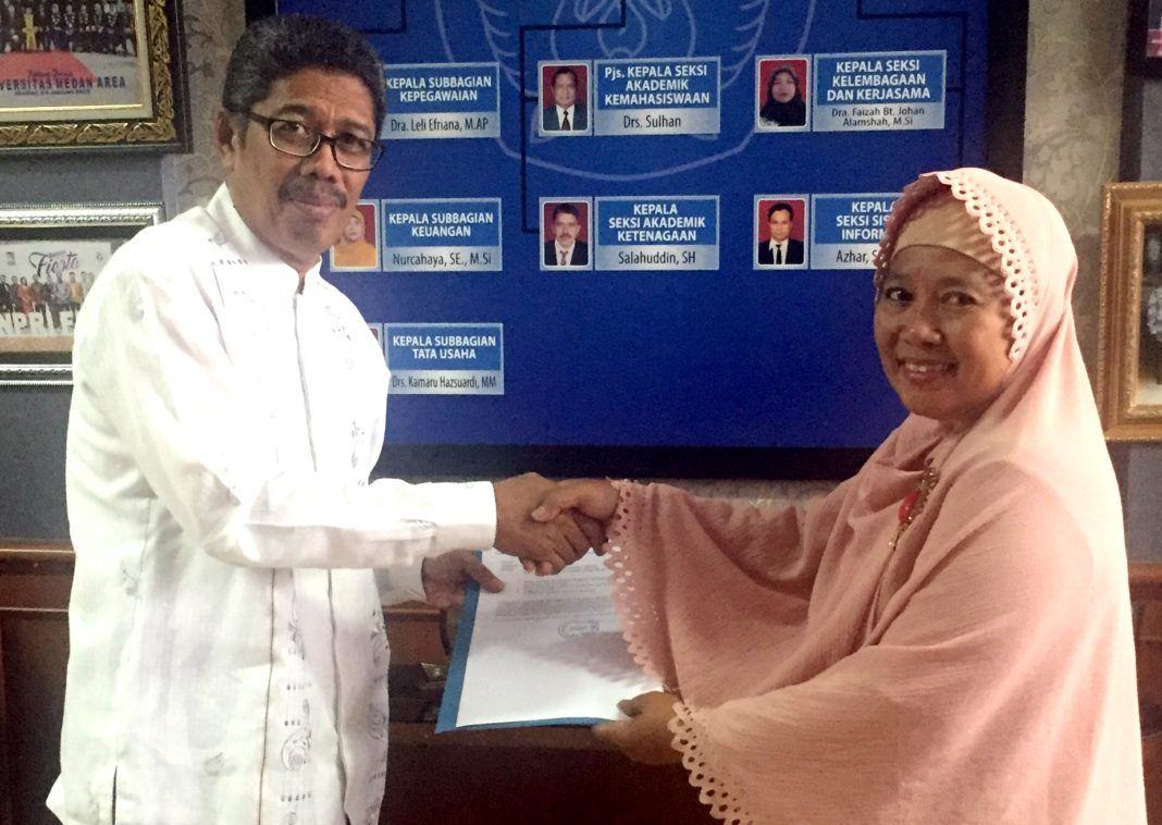 Foto: Koordinator Kopertis Wilayah I Sumut Prof Dian Armanto menyerahkan SK Menristekdikti Nomor 293/KPT/I/2017 tentang izin pendirian STKIP Pangeran Antasari kepada Perwakilan Pengurus YP Pangeran Antasari, Suryani Spd.
