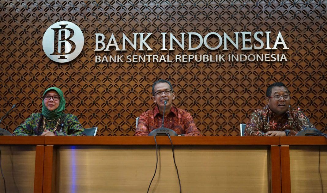 Foto: Deputi Gubernur Bank Indonesia (BI) Sugeng (tengah) didampingi Direktur Eksekutif Departemen Penyelenggaraan Sistem Pembayaran Dyah Virgoana Gandhi (kiri) dan Direktur Eksekutif Departemen Pengelolaan Uang Suhaedi memberikan keterangan pers tentang persiapan BI menghadapi hari Raya Idul Fitri di Jakarta, Jumat (2/6). (foto Ant: Anton)