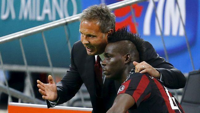 Sinisa Mihajlovic (kiri) kembali membuka peluang untuk Mario Balotelli. (Reuters/Stefano Rellandini)