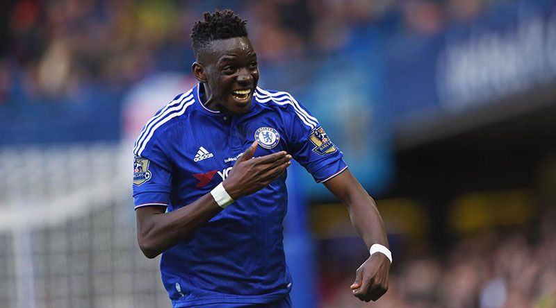 Foto: Bertrand Traore merayakan salah satu gol yang dicetaknya bagi Chelsea ke gawang Stoke City pada 2015/2016. (Reuters/Tony O'Brien)