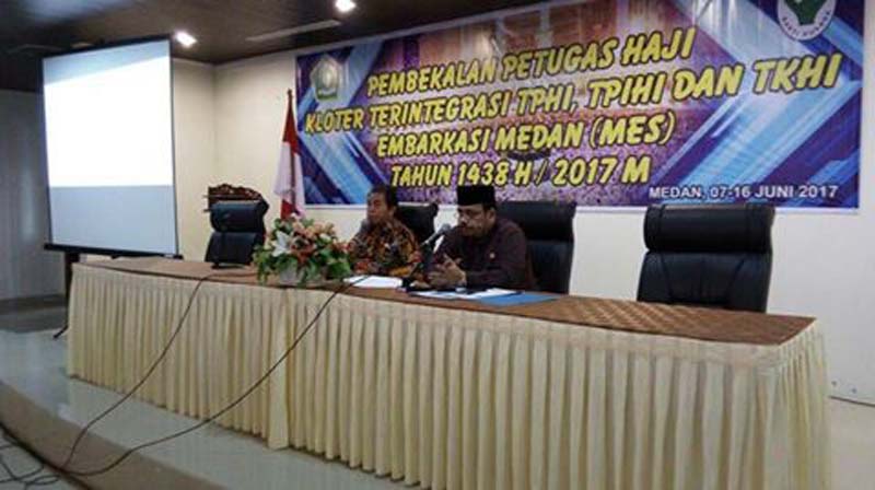 Foto: Kepala Kanwil kementerian Agama Provinsi Sumatera Utara Tohar Bayoangin saat memberikan materi pada Kegiatan Bimbingan dan Pelatihan Terintegrasi Petugas Haji di Asrama Haji Medan, Selasa (13/6).